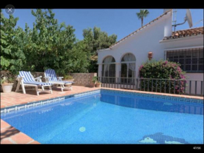 Private villa with pool, 3 bedrooms, 2 bathrooms, Jacuzzi, garage 2 cars, close beach, BBQ